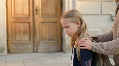 Дочь плакала у двери школы каждое утро: тайна грязного мешка со сменкой